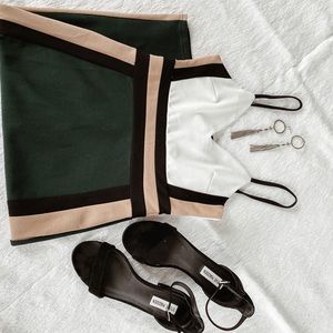 Knee length, sweetheart top, body con dress.